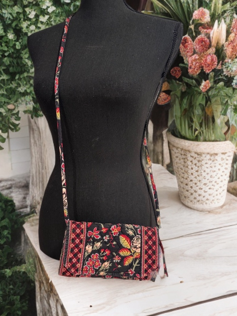 Vintage Vera Bradley Anastasia Floral Crossbody Black Red Roses Wallet Mini Bag - Picture 14 of 16